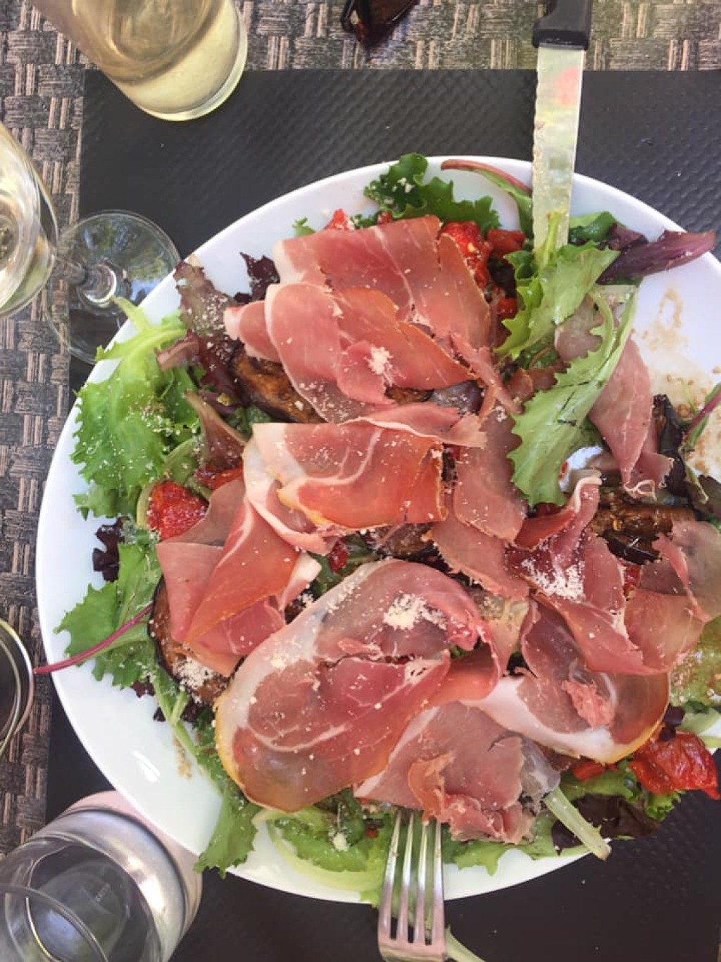 Une salade de jambon cru avec de la roquette et du parmesan