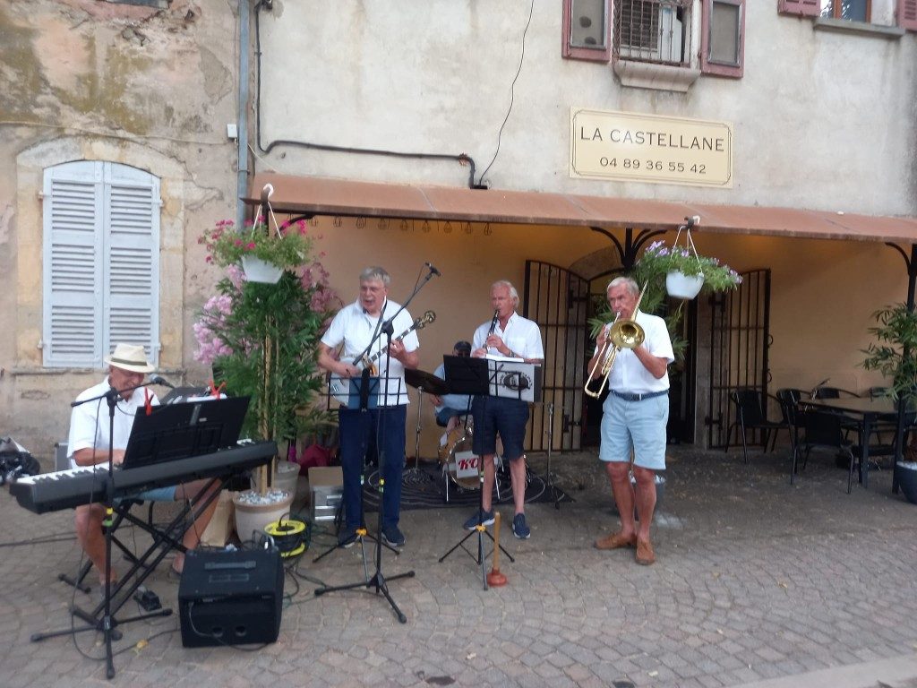 La terrasse du restaurant un soir de concert, devant la façade ocre